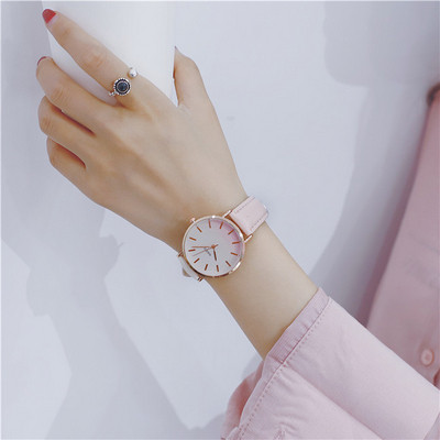 Γυναικείο μοντέρνο ρολόι με ενδιαφέρον λουρί