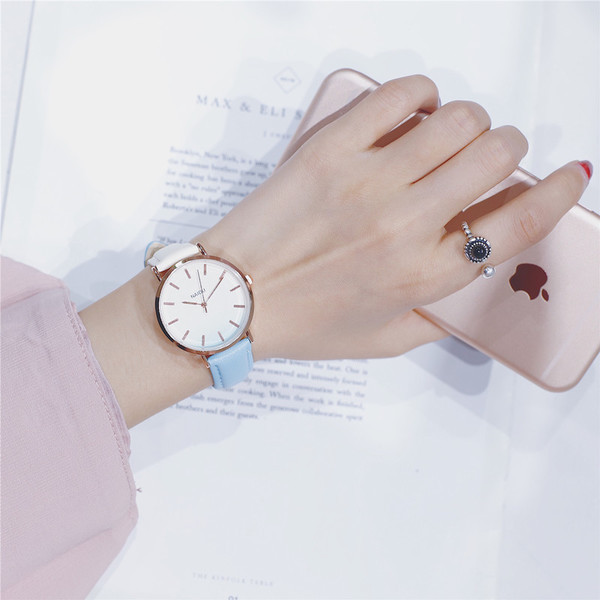 Γυναικείο μοντέρνο ρολόι με ενδιαφέρον λουρί