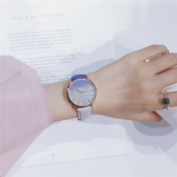 Γυναικείο μοντέρνο ρολόι με ενδιαφέρον λουρί