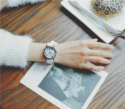 Κομψό ρολόι με δερμάτινο λουράκι σε τέσσερα χρώματα