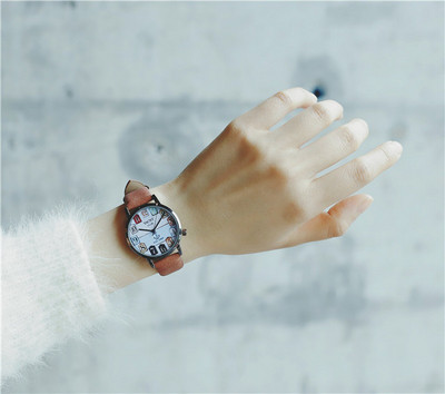 Κομψό ρολόι με δερμάτινο λουράκι σε τέσσερα χρώματα