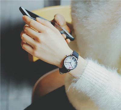 Κομψό ρολόι με δερμάτινο λουράκι σε τέσσερα χρώματα