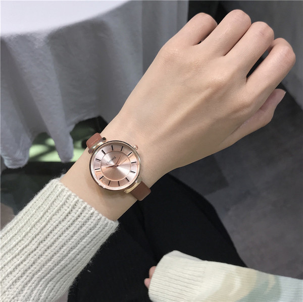 Stílusos női karóra vékony szíjjal, öt színben