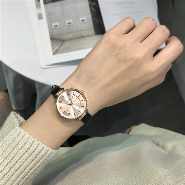 Stílusos női karóra vékony szíjjal, öt színben