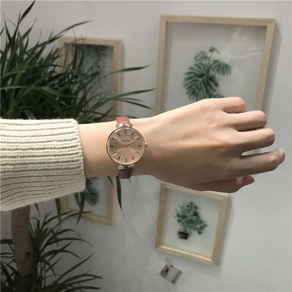 Stílusos női karóra vékony szíjjal, öt színben