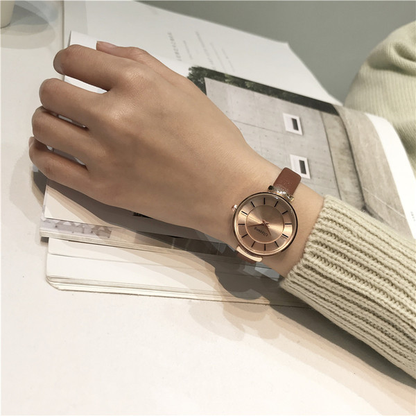 Stílusos női karóra vékony szíjjal, öt színben