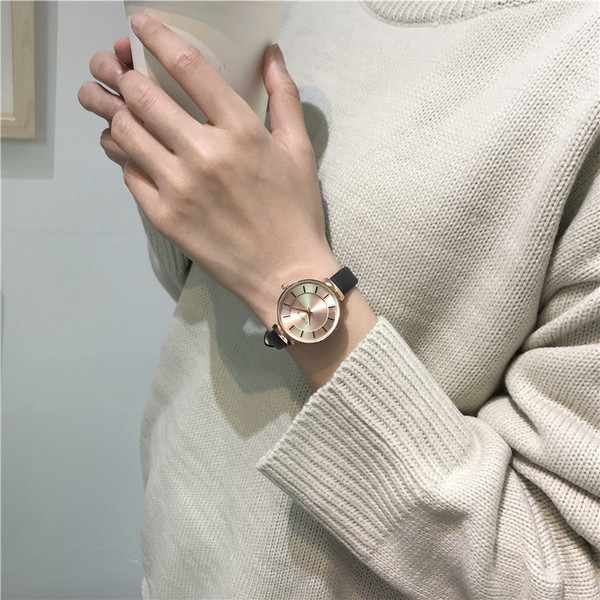 Stílusos női karóra vékony szíjjal, öt színben