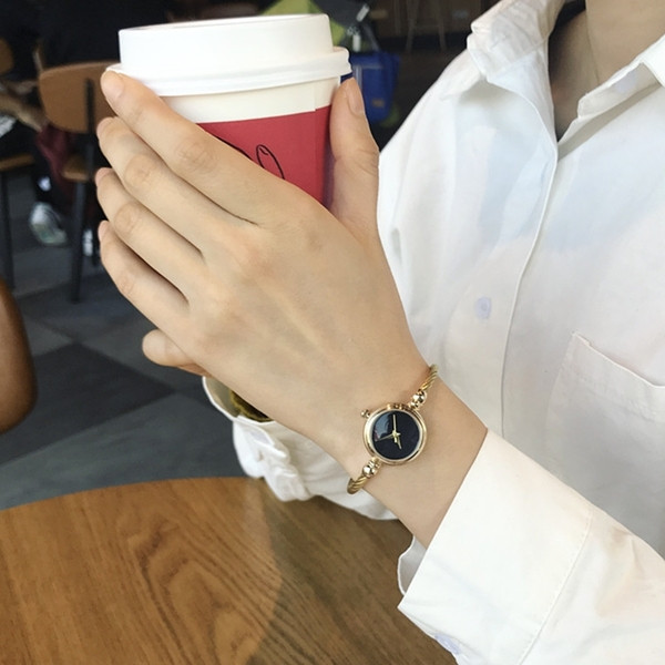 Elegáns női karóra arany színben