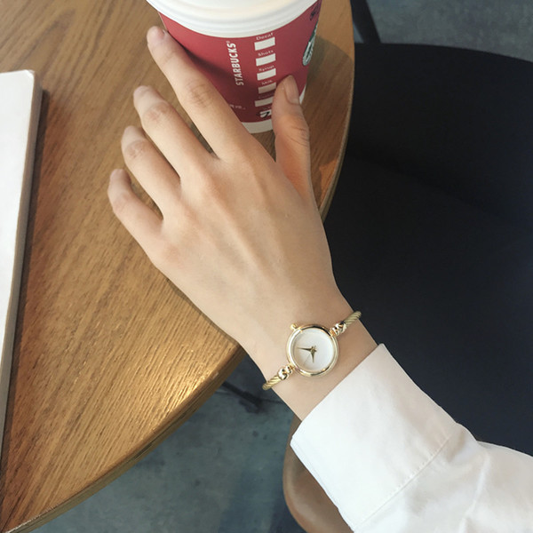 Elegáns női karóra arany színben