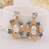 Gyönggyel és virágmotívumokkal díszített női fülbevaló többféle színben