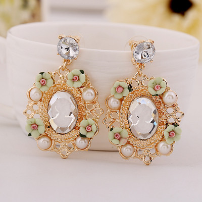 Gyönggyel és virágmotívumokkal díszített női fülbevaló többféle színben