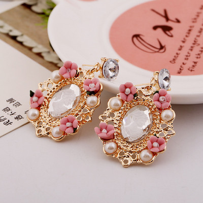 Gyönggyel és virágmotívumokkal díszített női fülbevaló többféle színben