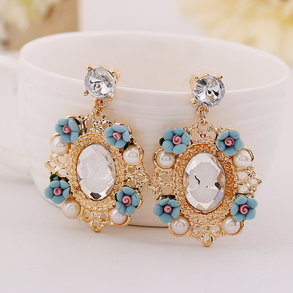 Gyönggyel és virágmotívumokkal díszített női fülbevaló többféle színben