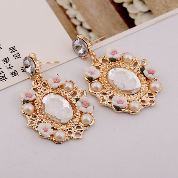 Gyönggyel és virágmotívumokkal díszített női fülbevaló többféle színben