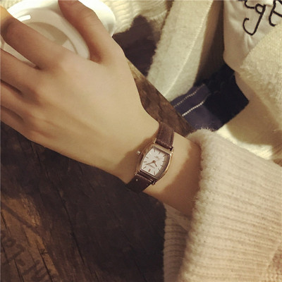 Κομψή γυναικείο ρολόι σε ενδιαφέρουσα μορφή