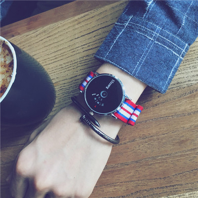 Modern női karóra színes szíjjal