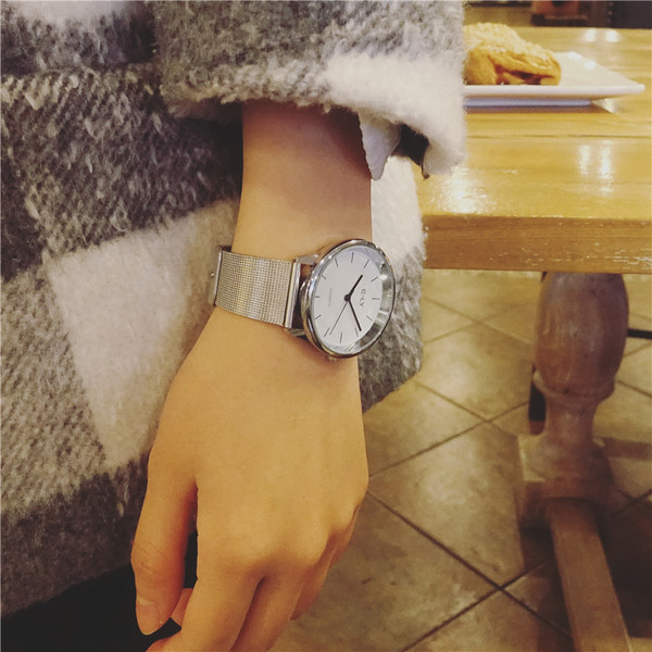 Stílusos női karóra öt színben