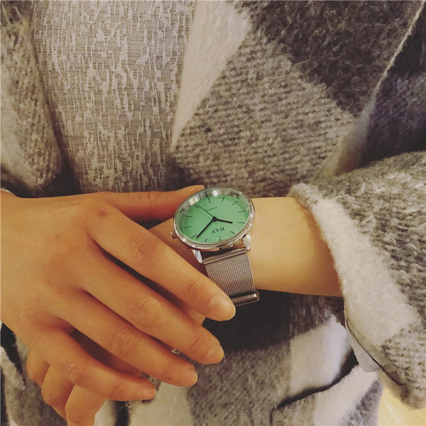 Stílusos női karóra öt színben