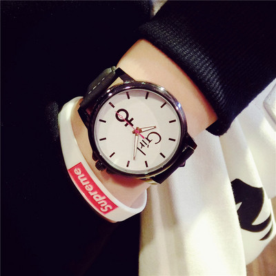 Modern karóra fehér és fekete színben, férfiak és nők számára egyaránt