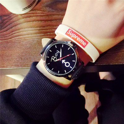 Modern karóra fehér és fekete színben, férfiak és nők számára egyaránt