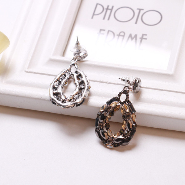 Kövekkel díszített női fülbevaló világos és sötét színekben