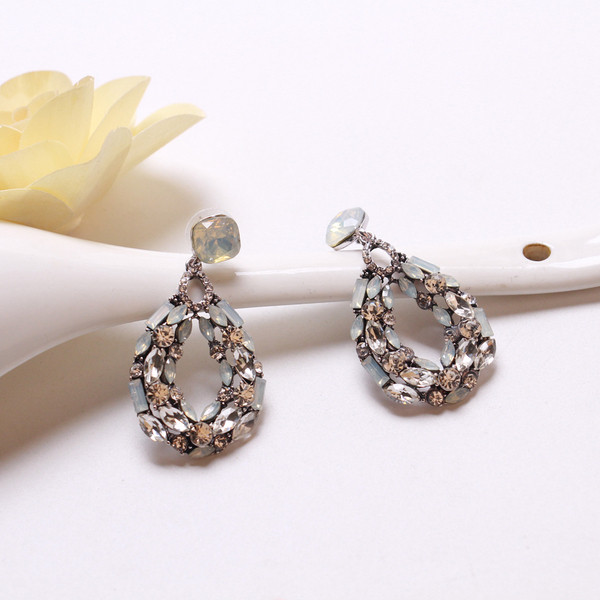 Kövekkel díszített női fülbevaló világos és sötét színekben