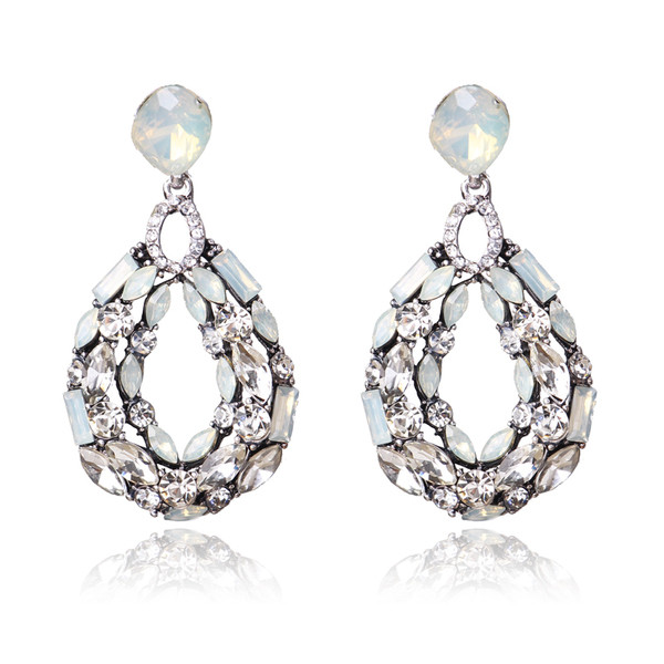 Kövekkel díszített női fülbevaló világos és sötét színekben