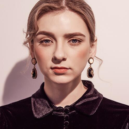 Stílusos női fülbevaló fekete és zöld színben