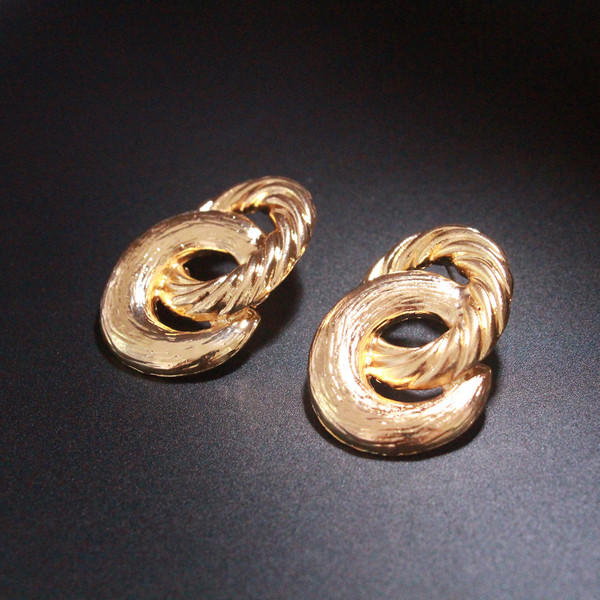 Cercei eleganti de dama in culoarea aurie