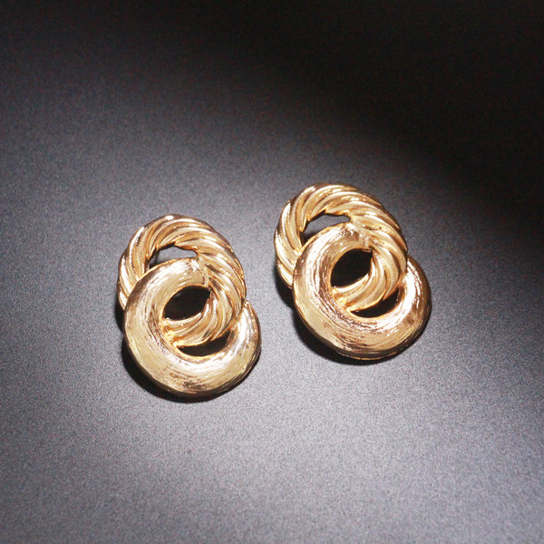 Cercei eleganti de dama in culoarea aurie
