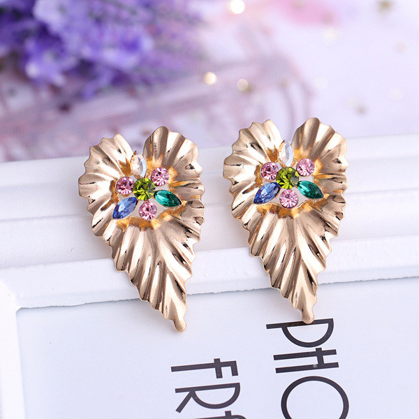 Modern női fülbevaló színes kövekkel, arany színben