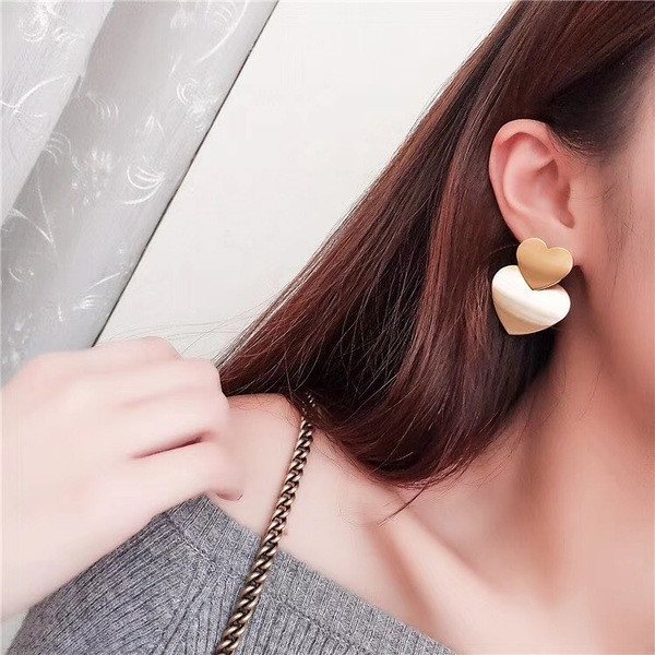 Cercei moderni de dama in culoarea aurie - Inimioare