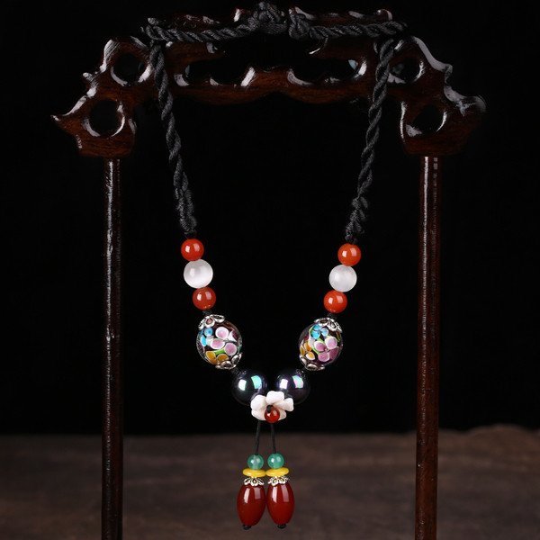 Γυναικείο κολιέ με έγχρωμες πέτρες