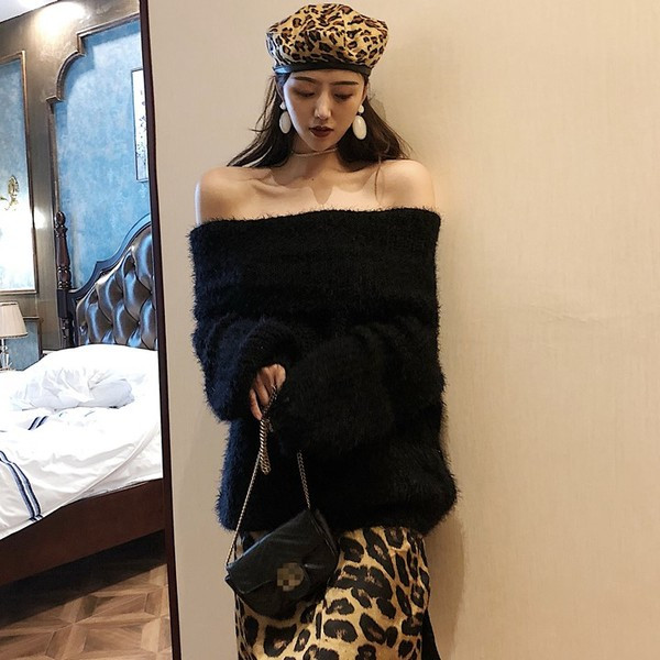 Απαλό γυναικείο πουλόβερ με ανοιχτούς ώμους σε διάφορα χρώματα