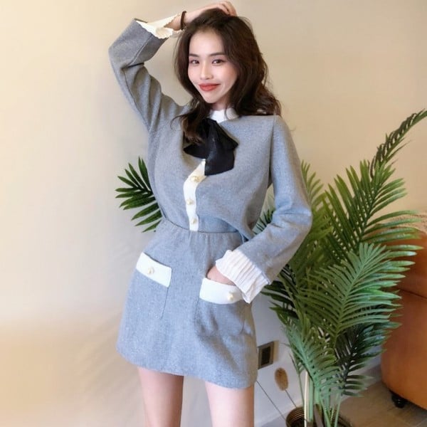 Stílusos női szett fekete és kék színben, benne zsebes szoknya és szalagos pulóver