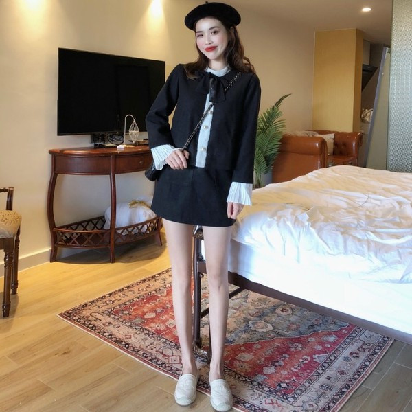 Stílusos női szett fekete és kék színben, benne zsebes szoknya és szalagos pulóver