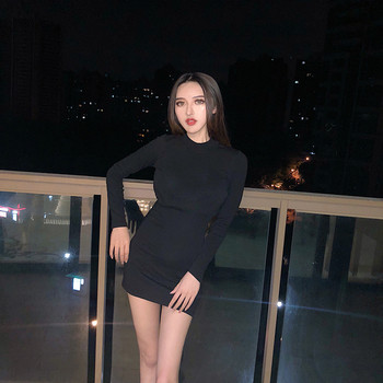 Κομψό μαύρο γυανικείο φόρεμα με λαιμόκοψη και γυμνή πλάτη