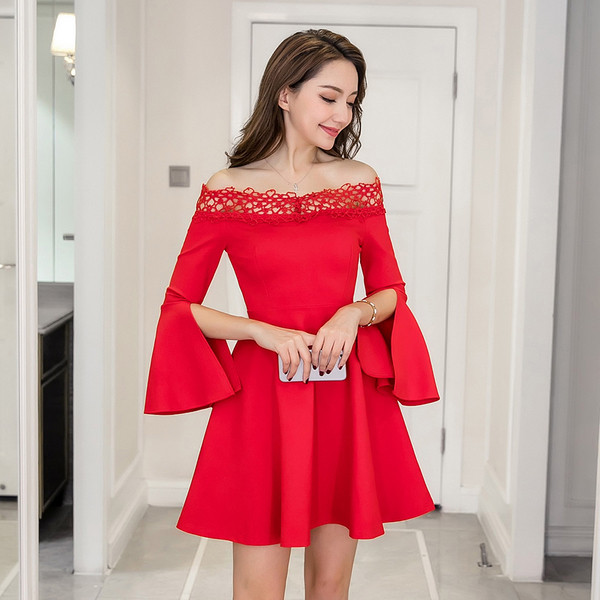 Modern női ruha csupasz vállval, három színben