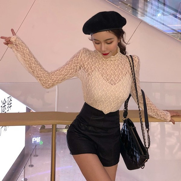 Γυναικεία μπλούζα με δαντέλες και με μακρύ μανίκι σε μαύρο και μπεζ χρώμα