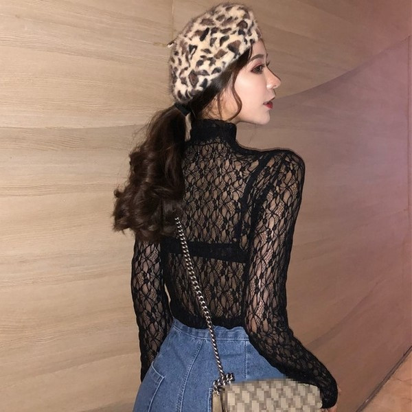 Γυναικεία μπλούζα με δαντέλες και με μακρύ μανίκι σε μαύρο και μπεζ χρώμα