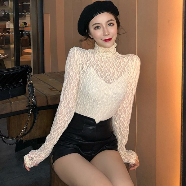 Γυναικεία μπλούζα με δαντέλες και με μακρύ μανίκι σε μαύρο και μπεζ χρώμα