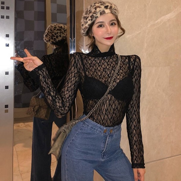 Γυναικεία μπλούζα με δαντέλες και με μακρύ μανίκι σε μαύρο και μπεζ χρώμα