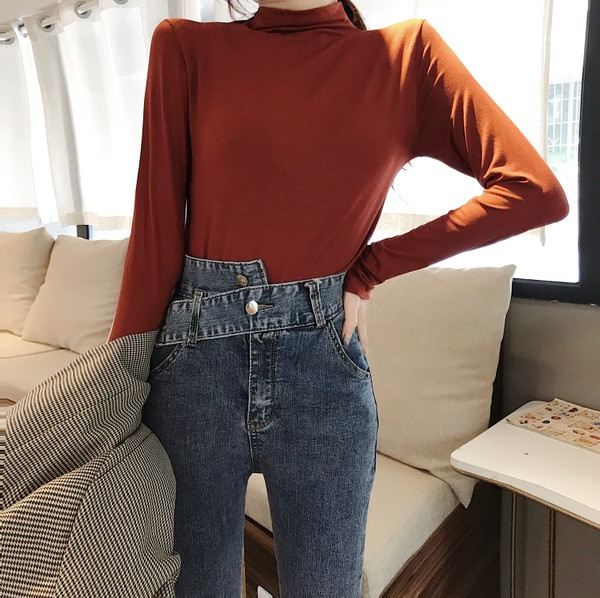 Női farmer magas derékkal, szakadt motívumokkal, világos színben