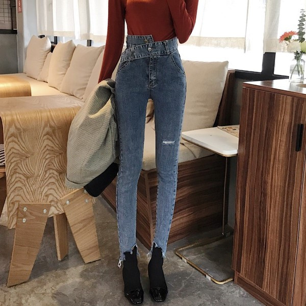 Női farmer magas derékkal, szakadt motívumokkal, világos színben