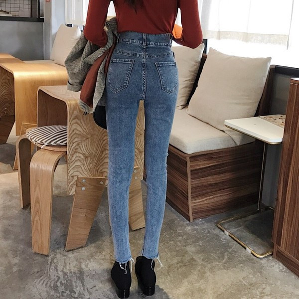 Női farmer magas derékkal, szakadt motívumokkal, világos színben