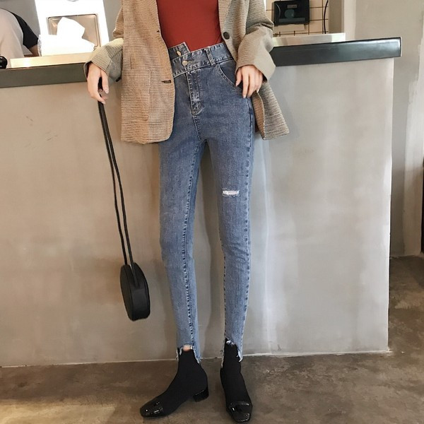 Női farmer magas derékkal, szakadt motívumokkal, világos színben