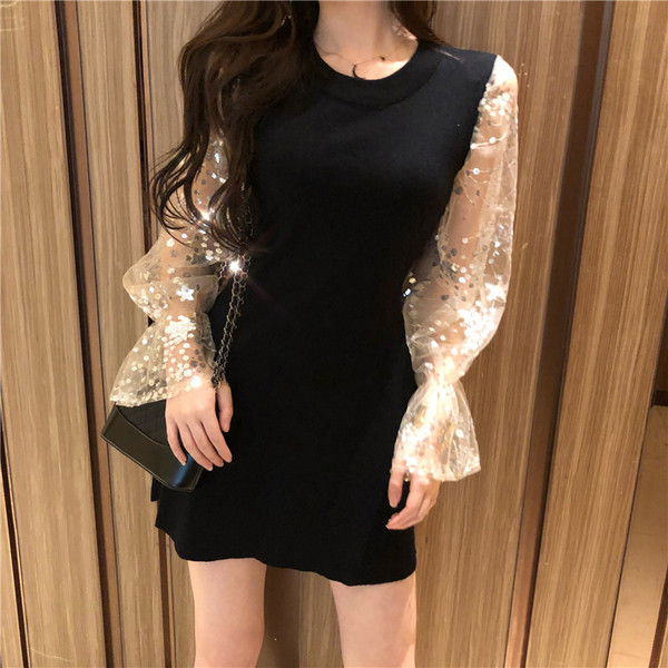 Modern női ruha fényes ujjakkal, fekete és rózsaszín színben