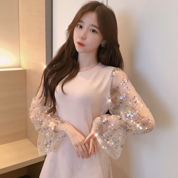 Modern női ruha fényes ujjakkal, fekete és rózsaszín színben