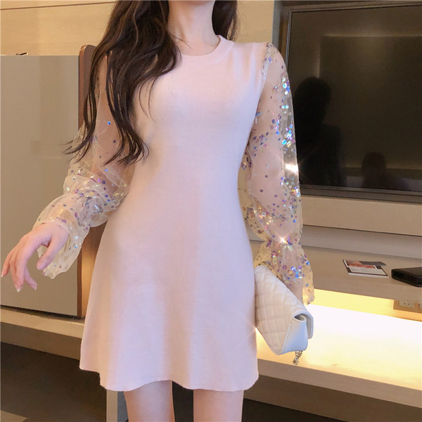 Modern női ruha fényes ujjakkal, fekete és rózsaszín színben