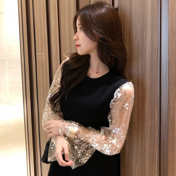 Modern női ruha fényes ujjakkal, fekete és rózsaszín színben